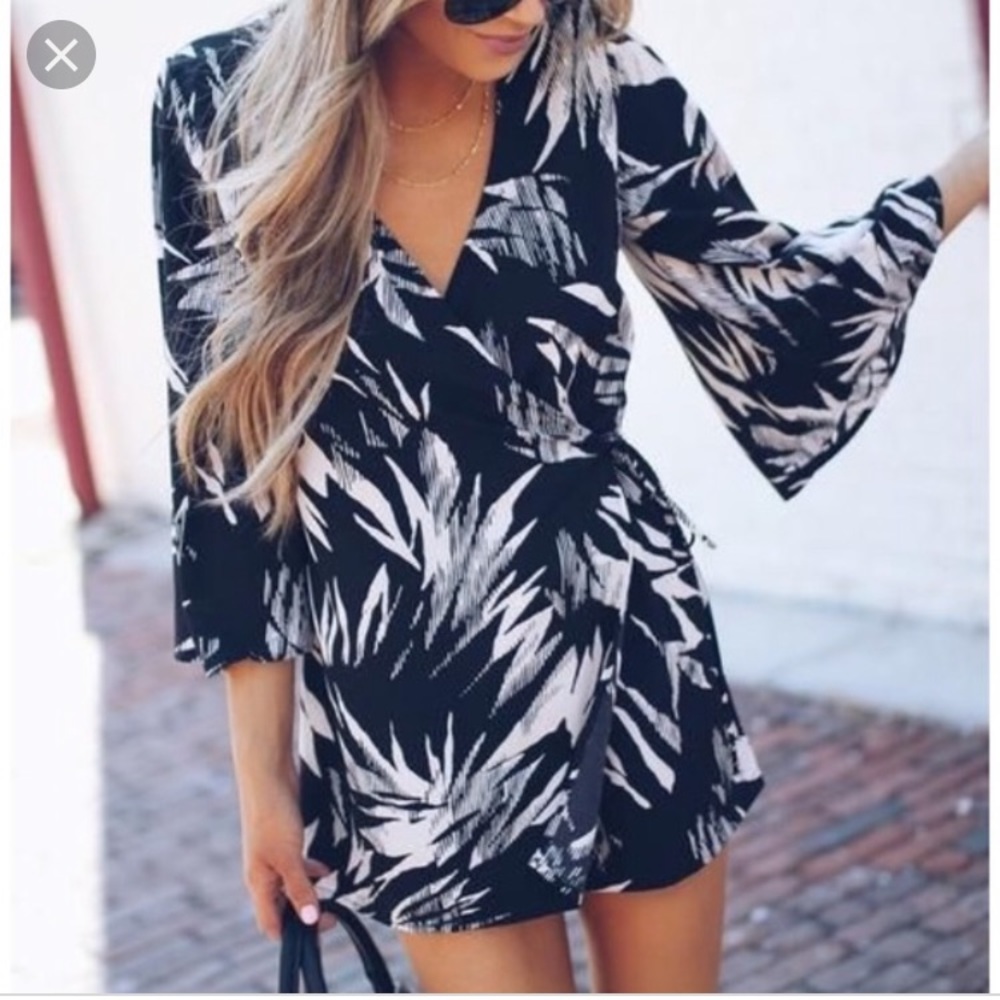 VICI COLLECTION Kimono Style Romper size Small